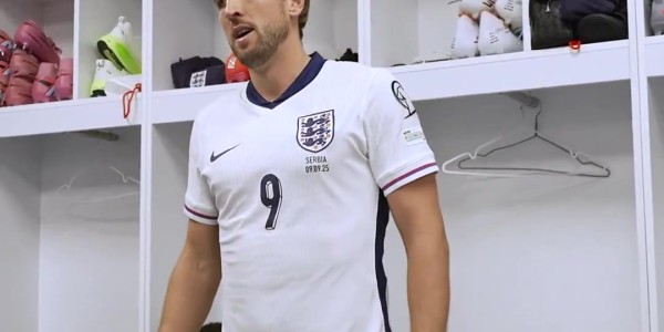 333体育|电竞-官方网站-斯宾塞上演英格兰队首秀，凯恩赛后在更衣室向他颁发纪念帽